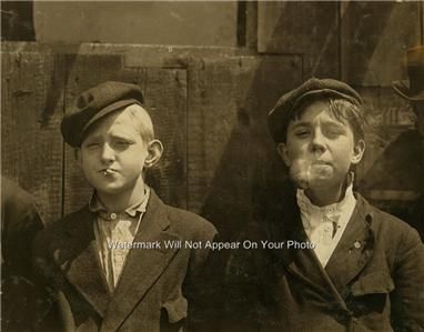 1910 NEWSPAPER BOYS SMOKING CIGARETTES ST LOUIS PHOTO WONDERFUL 