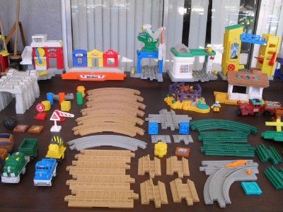 GEOTRAX LOT BIG CITY LIGHTS, 3 REMOTE TRAINS, 29 PC TRACK AND MUCH 