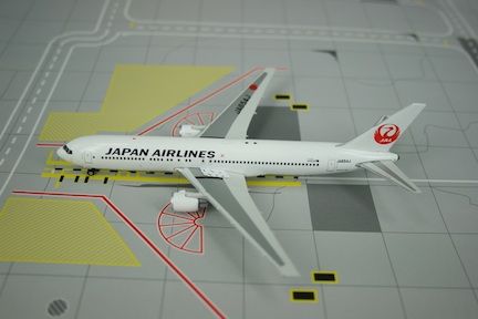 Phoenix 1400 diecast JAL Boeing 767 346ER JA654J  