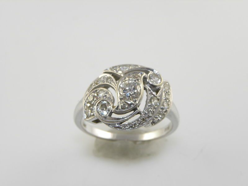 LADIES VINTAGE WHITE GOLD DIAMOND COCKTAIL RING  