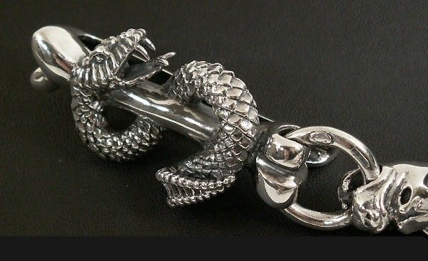 Imposing dragon winds around the hook that attaches to your belt